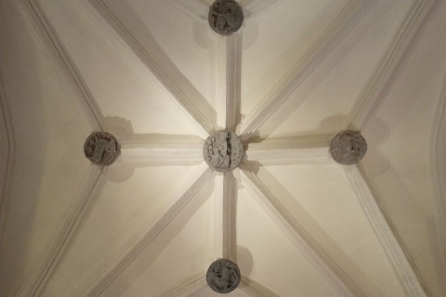 В замке Тапиау в Гвардейске установили копию старинного барельефа с оленем