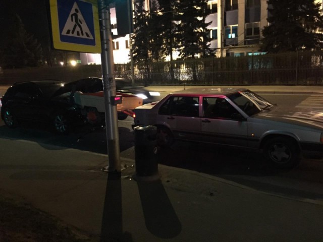 На улице Невского в Калининграде «Инфинити» врезался в «Вольво» с прицепом: пострадал водитель