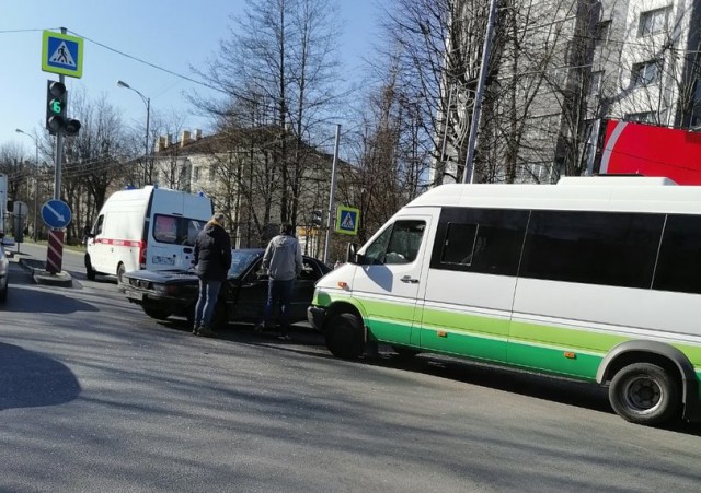 На улице Невского в Калининграде столкнулись маршрутка и легковушка: движение затруднено