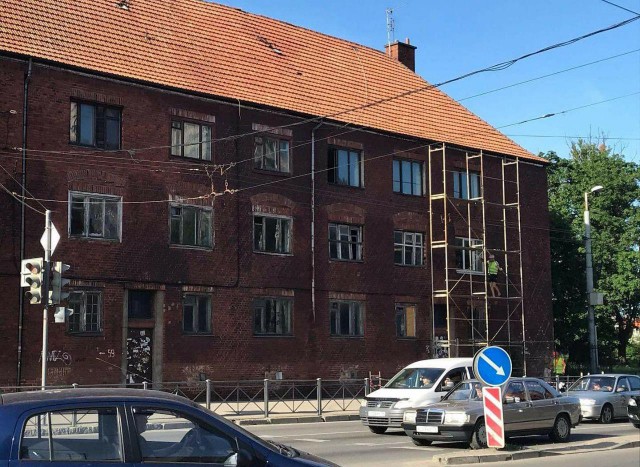 Дом пожарных на Литовском валу в Калининграде начали огораживать для обследования и укрепления