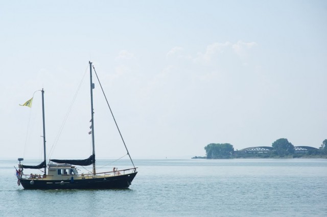 В Балтийске запретили судам приближаться на километр к работам по разминированию затонувшей баржи