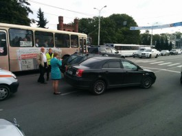 На площади Василевского произошли две аварии: движение затруднено (фото)