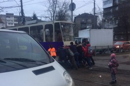 Пассажирам пришлось толкать трамвай, застрявший на Фестивальной аллее в Калининграде