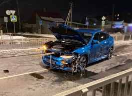 Под Калининградом после аварии кусок забора пробил BMW Х6