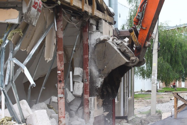 В Зеленоградске сносят здание производственной базы под торговый центр