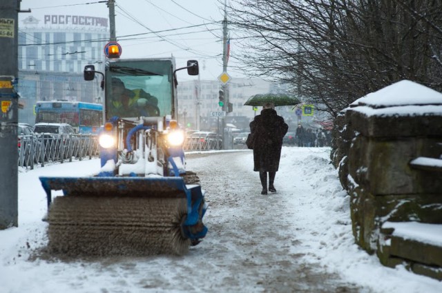 В Калининграде решили сократить ручную уборку тротуаров