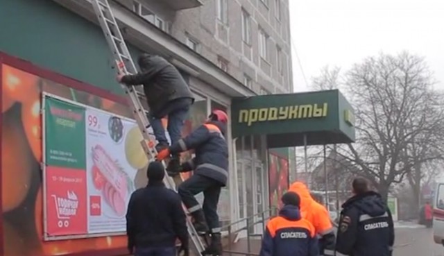 Калининградец выпал из окна на козырёк магазина (видео)