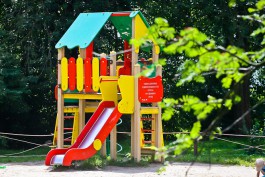 ОНФ: В некоторых дворах Калининграда детские площадки используют как парковки