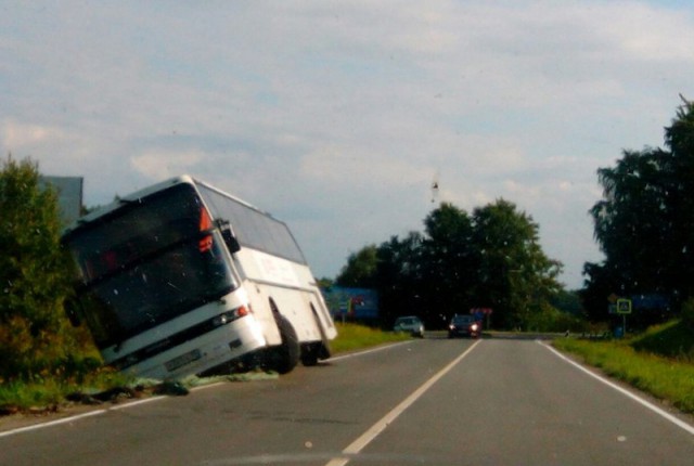 По дороге в Светлогорск у пассажирского автобуса взорвалось внутреннее колесо (фото)