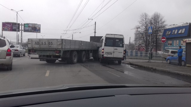 На Московском проспекте в Калининграде столкнулись маршрутка и грузовик