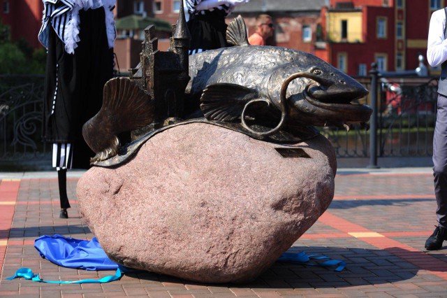 На берегу Преголи в Калининграде открыли памятник сому
