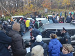В Холмогоровке 79-летний водитель «Киа» врезался в толпу людей во время публичных слушаний
