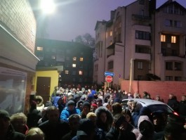 «Стояние на Барнаульской»: утром у наркодиспансера для получения справок собралось более 300 водителей