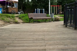 На установку новых лавок и урн на территории озера Поплавок в Калининграде выделили 4 млн рублей