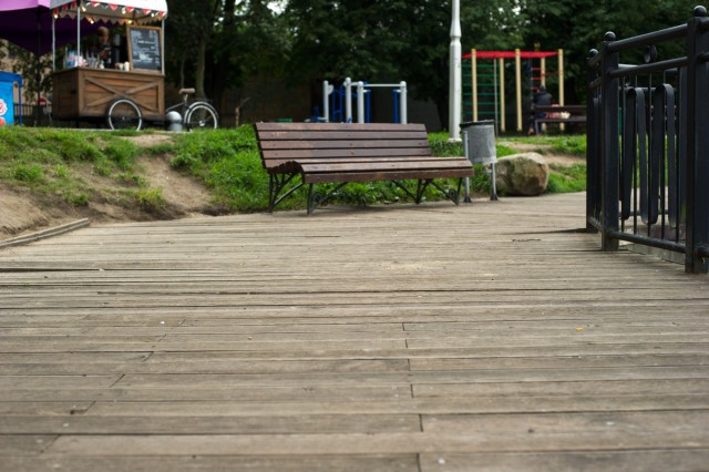 На установку новых лавок и урн на территории озера Поплавок в Калининграде выделили 4 млн рублей