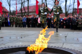 «Калининградская вахта»: поисковики со всей России возложили цветы к памятнику 1200 гвардейцам (фото)
