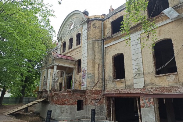 В Калининграде возобновили реконструкцию старинной виллы на берегу Верхнего озера (фото)