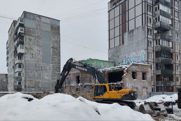На Еловой аллее в Калининграде начали сносить долгострой (фото)