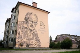 На фасаде дома в Янтарном нарисовали мурал в честь заслуженного художника Эрнеста Лиса