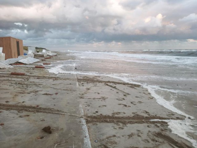 Заливатский о последствиях шторма в Янтарном: Минус один пляж