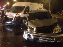 В Калининграде микроавтобус врезался во внедорожник: пострадала пожилая пара