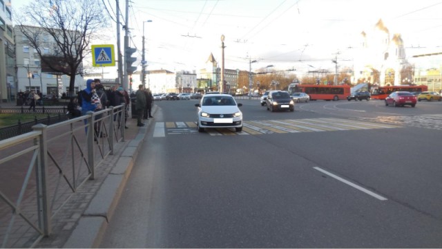 На Ленинском проспекте в Калининграде рейсовый автобус сбил подростка на переходе