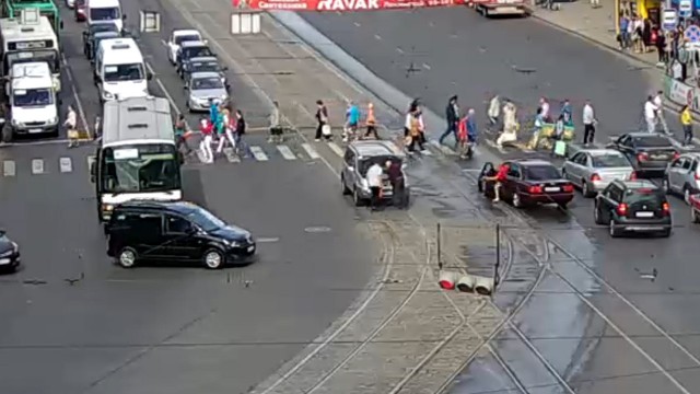 На Ленинском проспекте в Калининграде задымился внедорожник (видео)