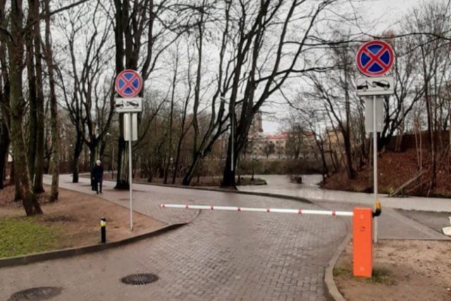 В Южном парке Калининграда запретили парковку и установили шлагбаум