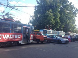 На ул. Леонова в Калининграде трамвай врезался в микроавтобус (фото)