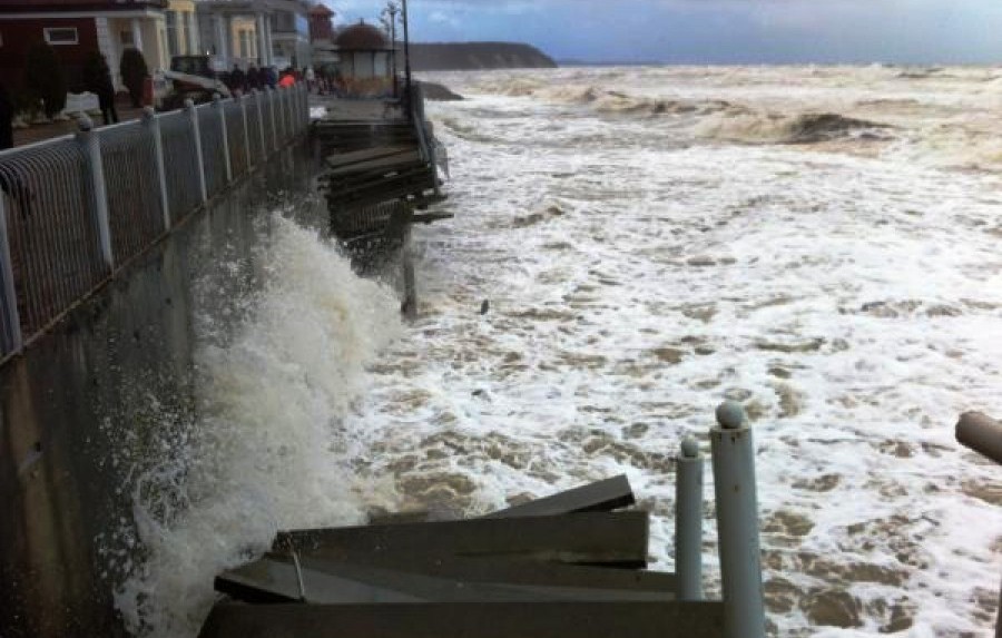 Ветром разрушены несколько кафе и детская площадка на побережье: власти подсчитывают ущерб (видео)