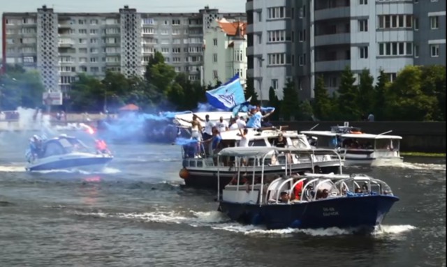 В Калининграде болельщики «Зенита» прокатились на катерах по Преголе с фаерами и флагами 