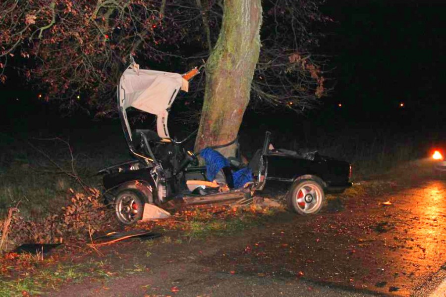 Под Калининградом БМВ врезался в дерево: погибли водитель и 17-летний пассажир (фото)