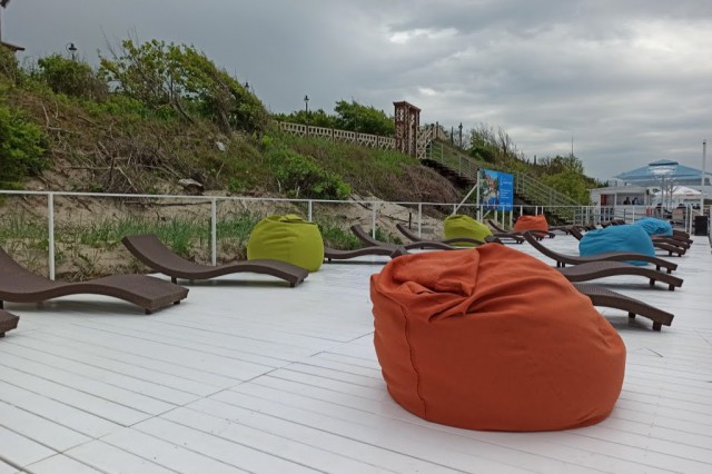 «Гламурные лежаки, лифт и дрон-спасатель»: как пляжи Калининградской области готовы к летнему сезону