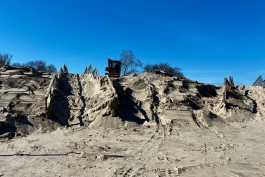 &laquo;Песок по колено&raquo;: в Зеленоградске расчищают занесённые лестницы через авандюну (фото)