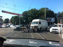 На площади Василевского в Калининграде двое на скутере врезались в микроавтобус