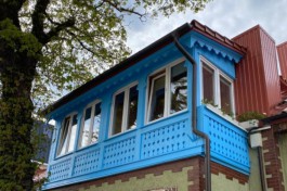 На Курортном проспекте в Зеленоградске восстановили элементы деревянного зодчества на двух домах 