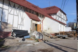 В Янтарном начинают ремонт старинного здания кинотеатра (фото)