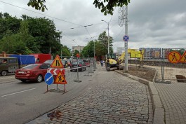На улице Черняховского в Калининграде перекрыли часть дороги из-за ремонта тротуара (фото)