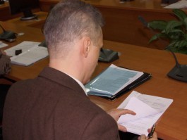 Прокуратура подала протест из-за отсутствия у и.о. главы Ладушкина высшего образования