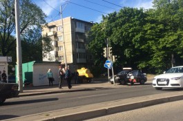 На ул. Гагарина в Калининграде таксист врезался в светофор