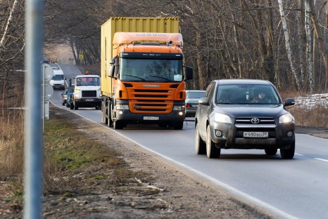 Власти предупреждают автомобилистов о гололедице на дорогах Калининградской области