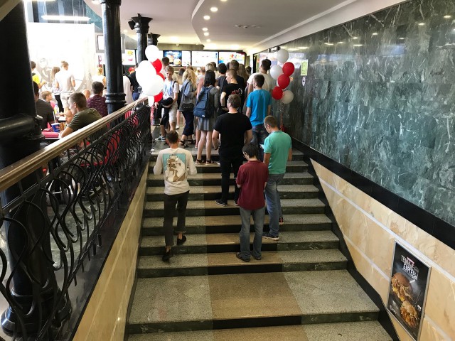 Калининградцы выстроились в очереди к новому ресторану KFC