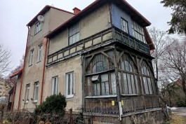 На улице Гагарина в Калининграде отремонтируют дом 1914 года с резной верандой