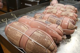 «Рождение колбасы»: «Гвардейский мясокомбинат» приоткрывает секреты производства