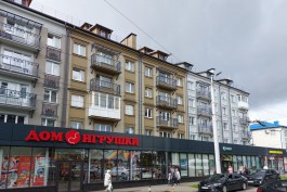 Рядом с Центральным парком в Калининграде завершают ремонт хрущёвки в историческом стиле