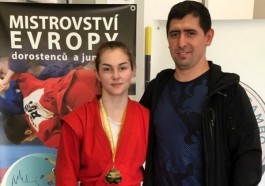 Елизавета Сыщикова и Сергей Мкртчян с трофеем в Праге