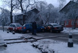 На железнодорожном переезде на улице Камской столкнулись три автомобиля