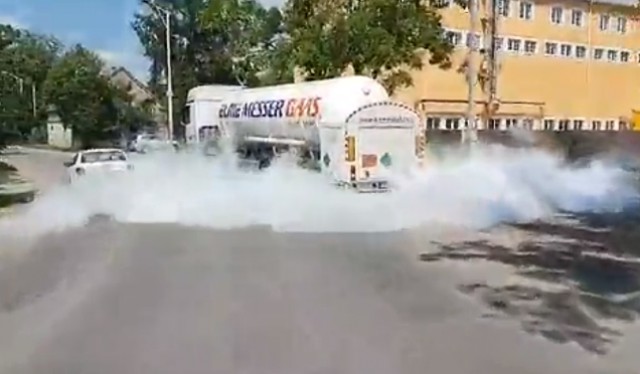 На аллее Смелых в Калининграде из автоцистерны вытек жидкий азот (видео)