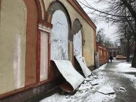 Со здания ликёро-водочного завода в Калининграде отвалилась штукатурка