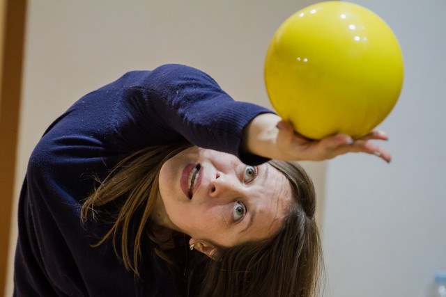 Сильвия Митева демонстрирует технику работы с гимнастическим мячом